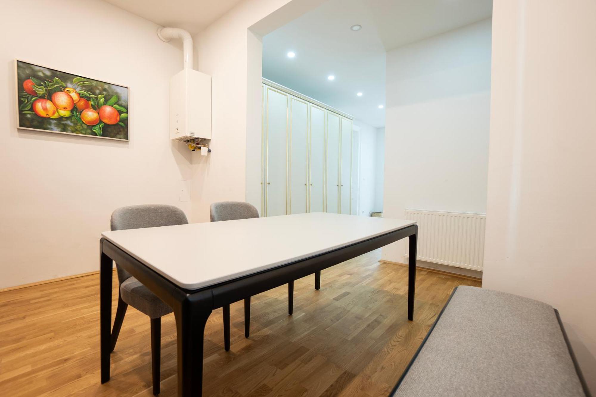Charming 2-Room Apartment With Balcony, 15 Min To Center Wien Exterior foto