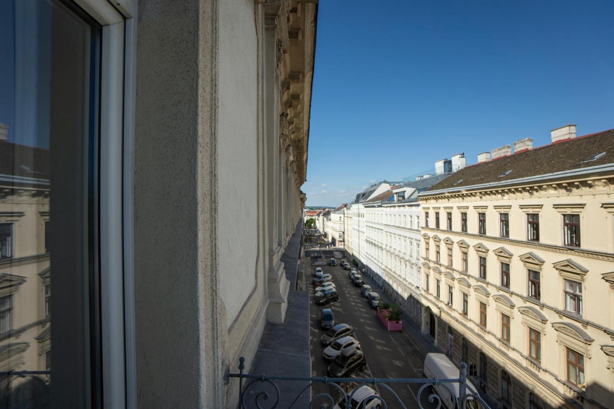 Charming 2-Room Apartment With Balcony, 15 Min To Center Wien Exterior foto