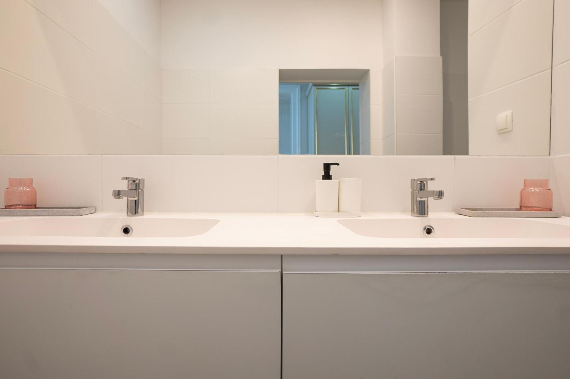 Charming 2-Room Apartment With Balcony, 15 Min To Center Wien Exterior foto