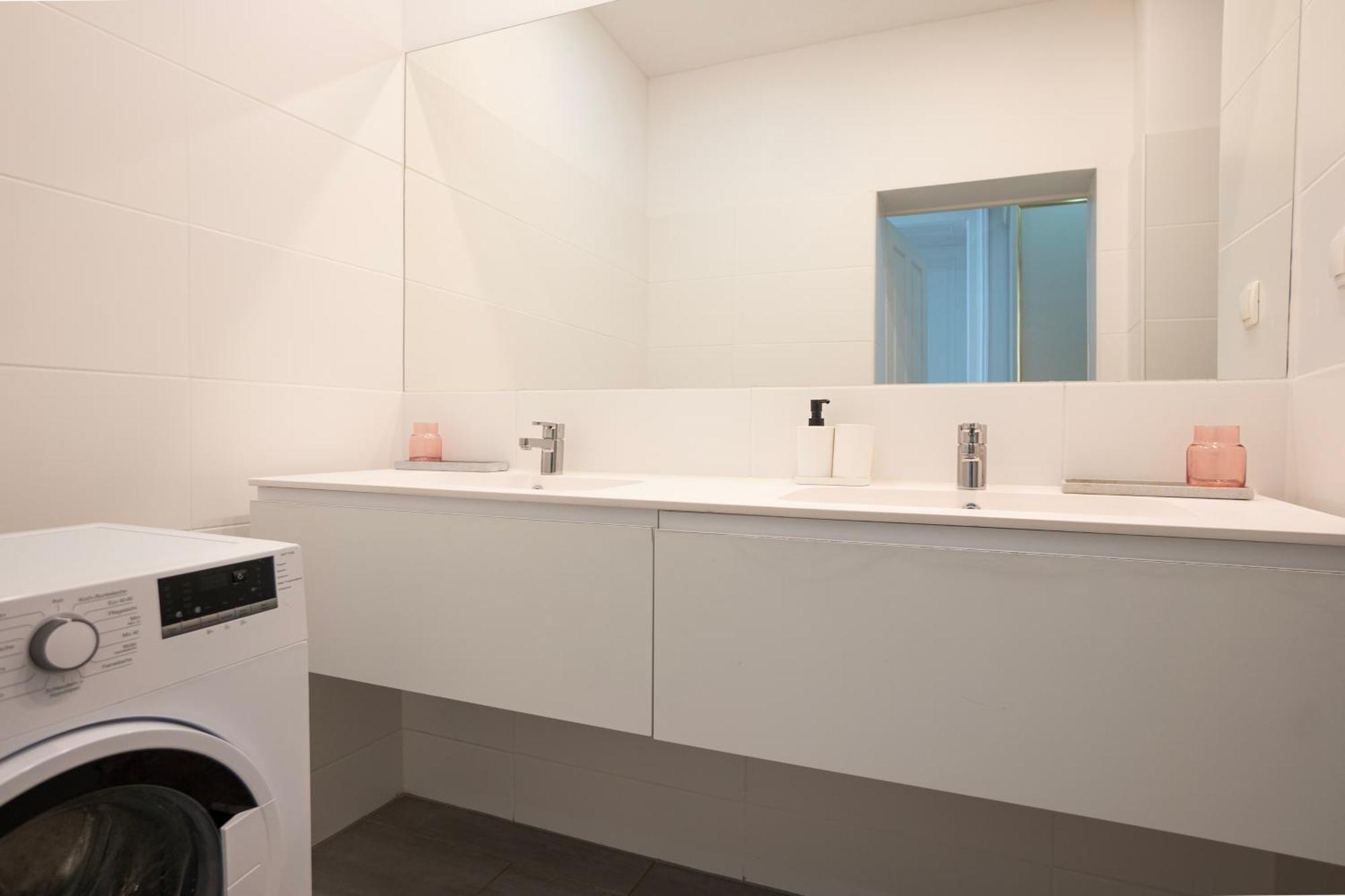 Charming 2-Room Apartment With Balcony, 15 Min To Center Wien Exterior foto