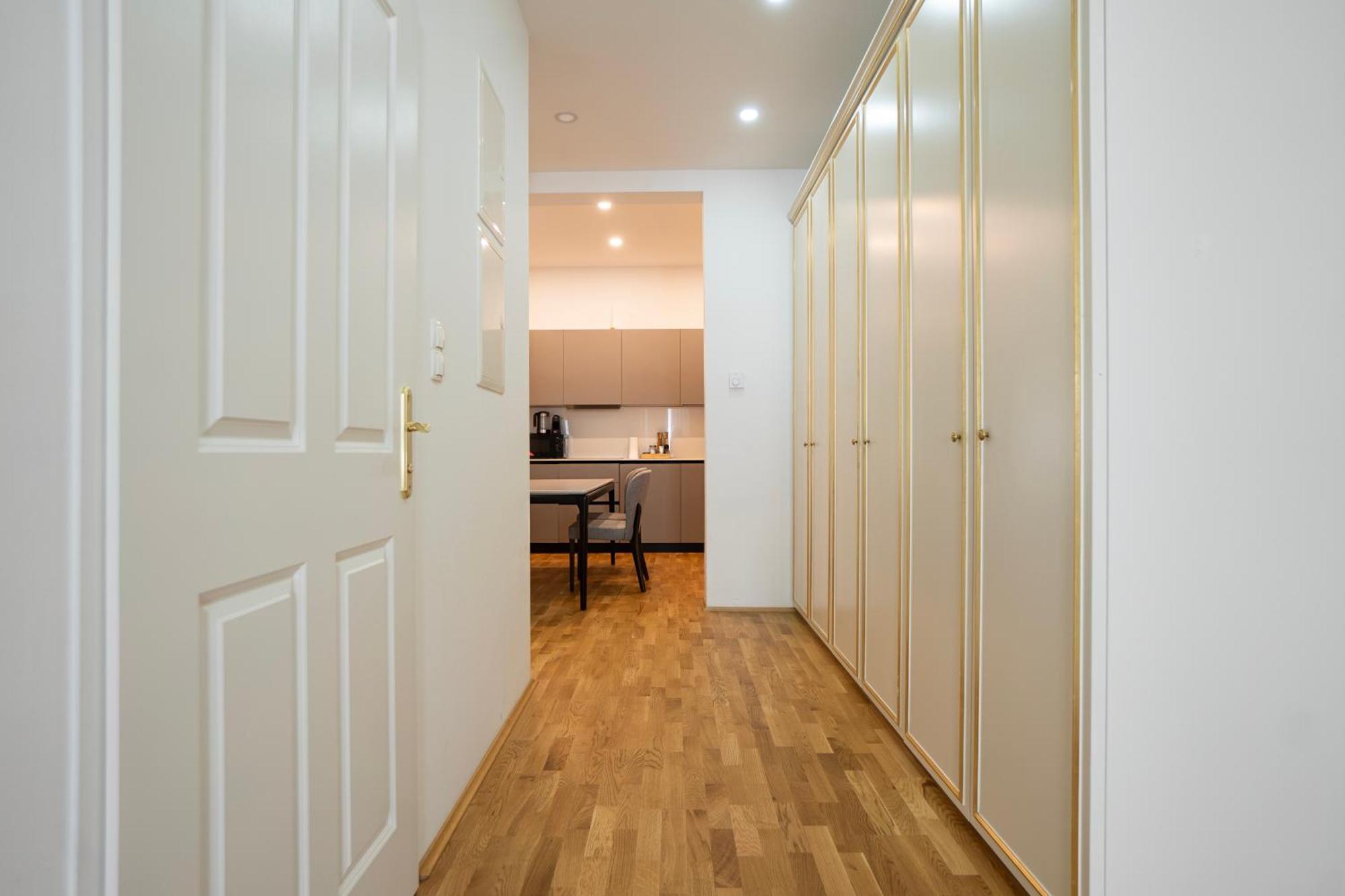Charming 2-Room Apartment With Balcony, 15 Min To Center Wien Exterior foto