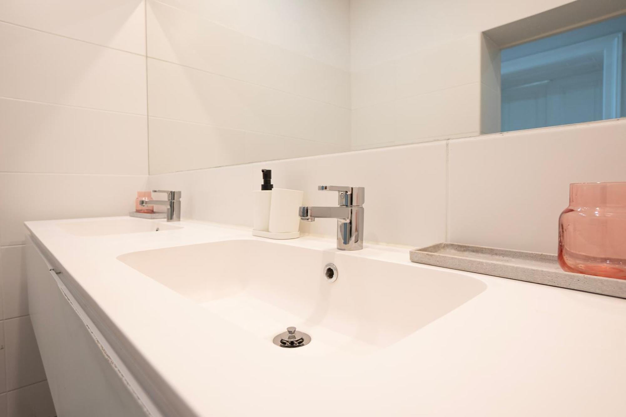 Charming 2-Room Apartment With Balcony, 15 Min To Center Wien Exterior foto